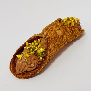 Cannoli cu crema de ciocolata cu lapte si fistic macinat