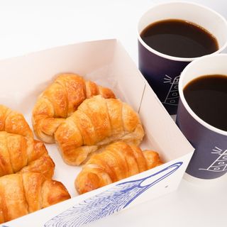 6 Medialunas Clásicas & 2 Cafés Fríos