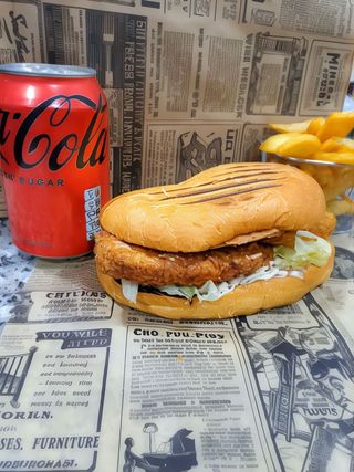 Menú Huri's Doble Crispy Burger Con Patatas Fritas Y Chicken Pops