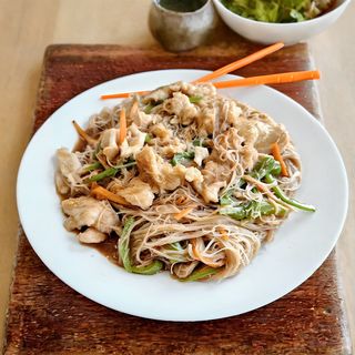 157. Оризови спагети със свинско и зеленчуци (500 г)