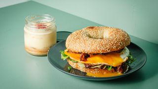 Bajgiel “Angielskie śniadanie” + Sernik Baileys