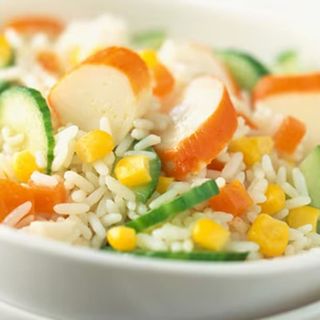Ensalada Fini, arroz, maiz, atún, aceitunas. txaka, huevo rallado, pimiento, aceite y vinagre