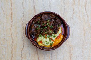 Juneći gulaš sa domaćim pireom od krompira 450 gr