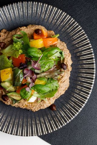 Humus cu avocado,ardei copt si feta