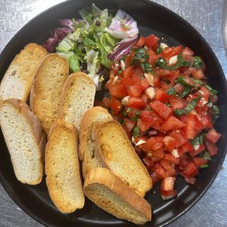 Bruschete cu crema de branza, rosii cherry si pesto de busuioc