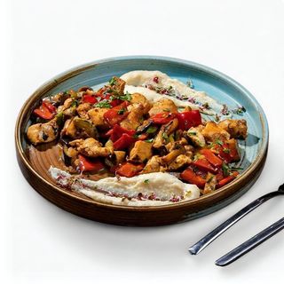 Piept de curcan cu piure de țelină și legume sote