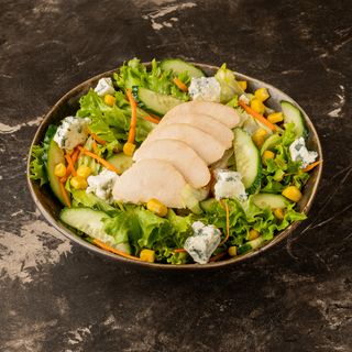 Великий салат з куркою та сиром дорблю (310г)