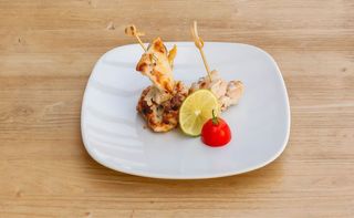 Malahi tikka - servito con zucchine tandoori e insalata