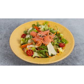 Salata sa dimljenim lososom