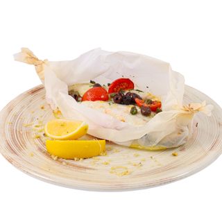 Печено филе от лаврак в хартия (320г)