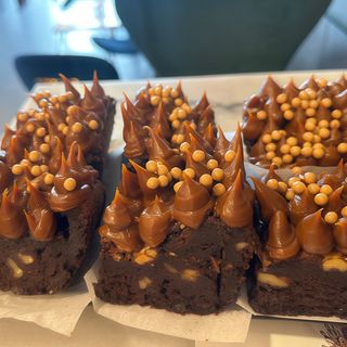 Porción de brownie con nueces y dulce de leche