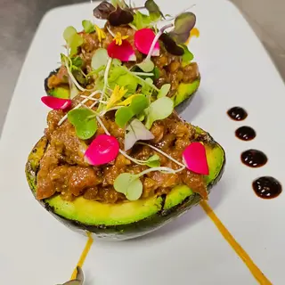 Tartar de atún rojo salvaje sobre aguacate a la parrilla