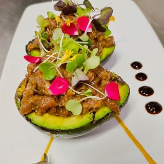 Tartar de atún rojo salvaje sobre aguacate a la parrilla