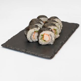 Uramaki Envuelto en Surimi Relleno de Salmón Fresco, Bandeja (8 uds.)