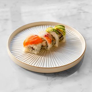 Uramaki rainbow roll