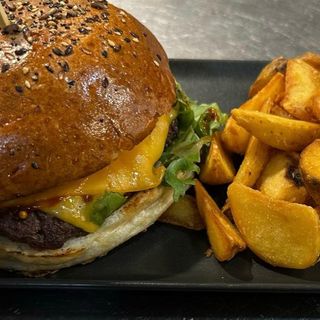 Tag Burger cu Cartofi Wedges si Sos