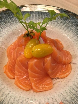 109. Sashimi de salmón (8 piezas)