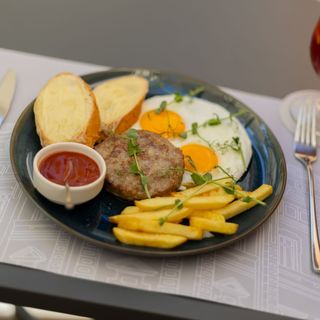 Яєчня глазунья з біфштексом та картоплею фрі (320 г)