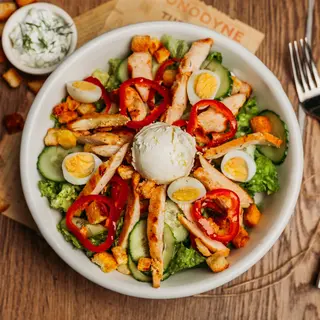 Salata cu pui rumenit, branza de capra si sos tzatziki
