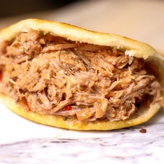 Arepas con carne mechada