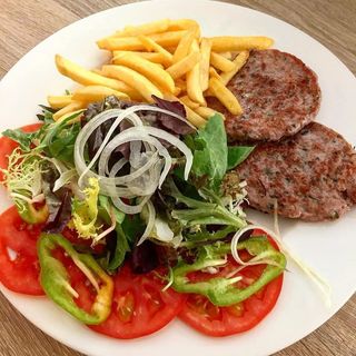 Plato n3  Dos hamburguesas con patatas fritas y ensalada