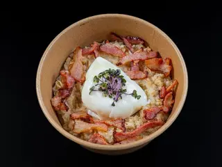 Вівсяна каша з яйцем пашот та беконом (320g)