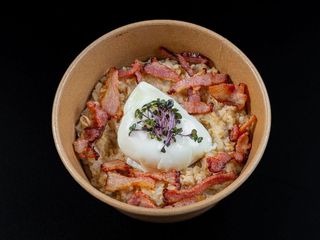 Вівсяна каша з яйцем пашот та беконом (320g)