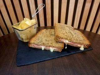 Tosta de Paio York com Queijo Brie