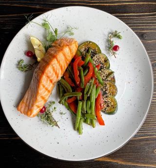 Лосось гриль зі спаржевою квасолею