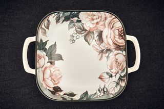 Чиния тавичка квадратна с рози