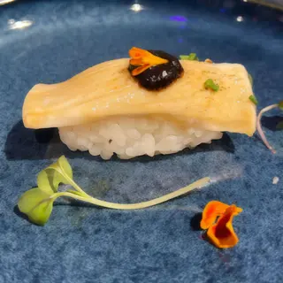 54. Nigiri pez mantequilla flameado con trufa (2 pzs.)