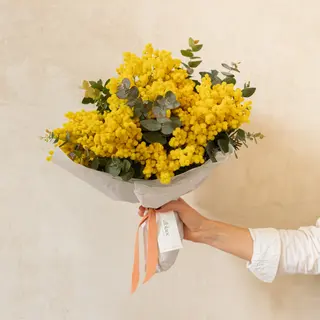 Ramo de flores de mimosa y eucalipto