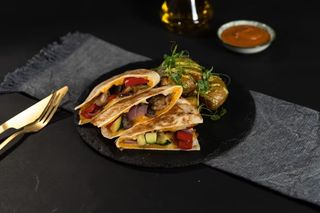 Veggie Quesadilla menu si suc la alegere