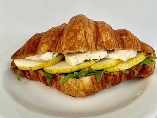 Круасан сирна грушею
