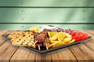 Souvlaki de porc la farfurie