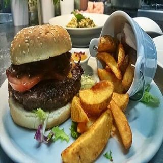 Hamburguesa (con papas fritas)