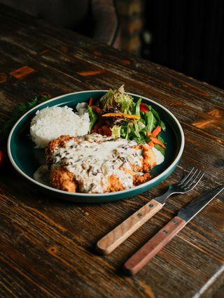 Куриная отбивная под грибным соусом (500г)