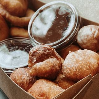 Мини мекици (8бр) + бухти с пудра захар (12бр) + шоколад и сладко