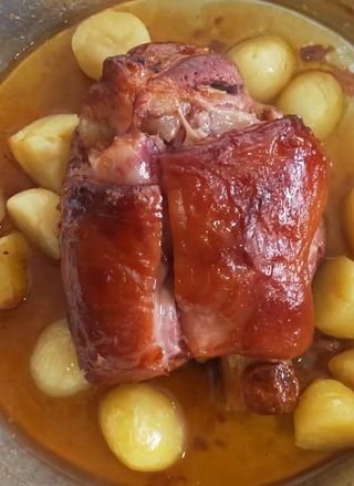 Codillo asado de estilo alemán con patatas
