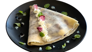 Naleśnik wegański z jagodami i bitą śmietaną