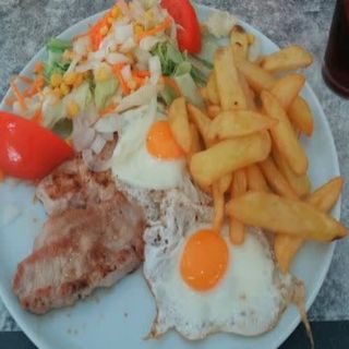 2 lomos + 2 huevos fritos + patatas + ensalada