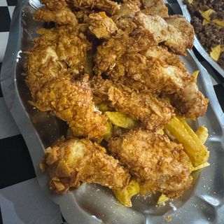 12 tiras de pollo rebozadas con salsa miel mostaza