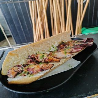 Bocadillo Calamar plancha ( Entero) 