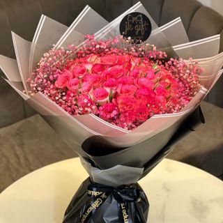 Pink roses And gypso