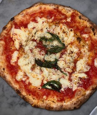Margherita con provola