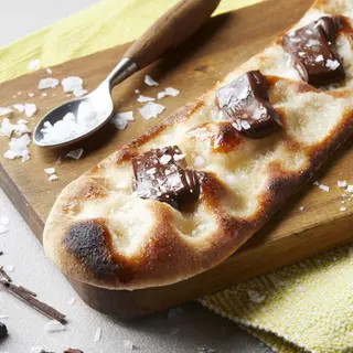 Coca de Forner amb xocolata, oli, sal i anis