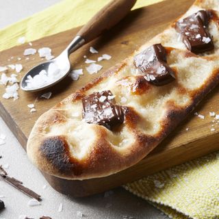 Coca de Forner amb xocolata,oli, sal i anis