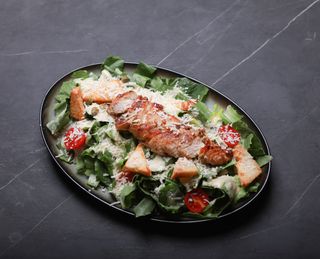 Աղցան կեսար հավով