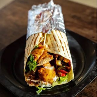 Kebab PiADiNA KEBAB CON iNSALATA POMODORO CiPOLLA VERZA  YOGURT E PiCCANTE