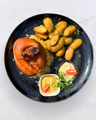 Pieczona golonka wieprzowa po bawarsku